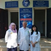 Али Малачевич с старшей медсестрой отделения НМТ №2 РКБ Гульжанат Абдулкадыровной и сестрой-хозяйкой Хадиджей.