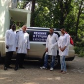 Али Малачевич с его студентами иностранцами из Ганы и Индии