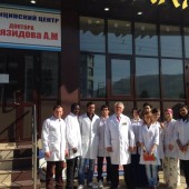 Доктор Абуязидов А.М. со студентами300